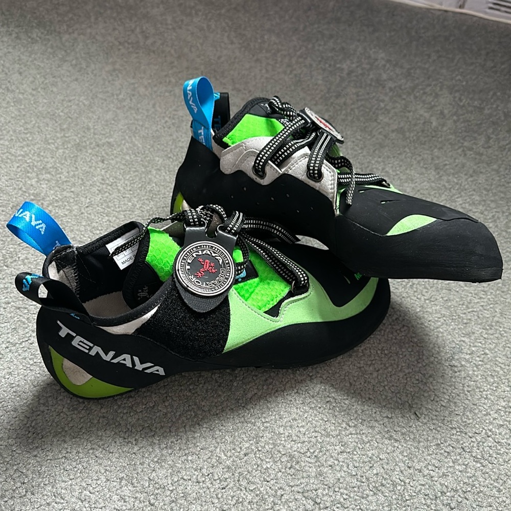 New, unworn Tenaya Mundaka climbing shoe with original packaging